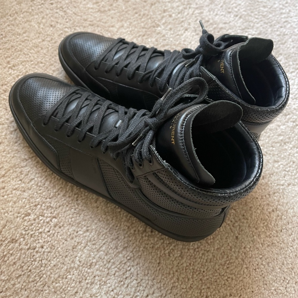 SAINT LAURENT PARIS COURT CLASSIC SL/10H IN PERFORATED LEATHER
